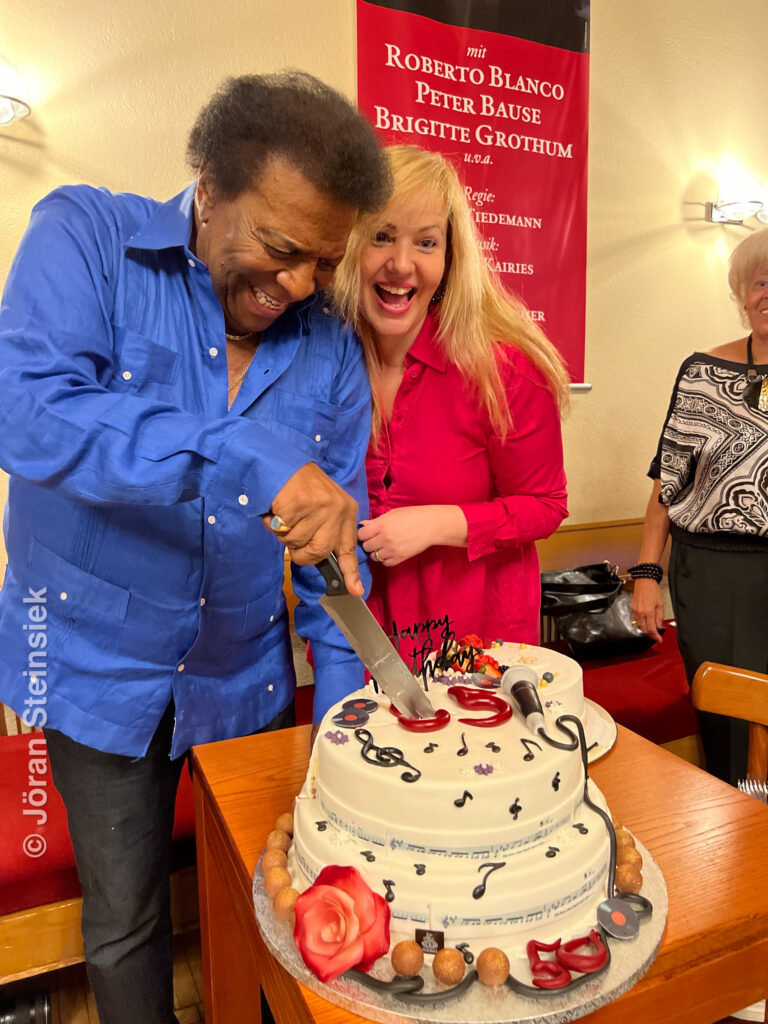 85. Geburtstag von Schlager Legende Roberto Blanco mit Ehefrau Luzandra und großer Festtorte im Schlosspark Theater wo der Entertainer nach seinem Auftritt mit Freunden seinen Geburtstag feierte