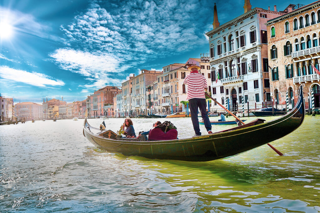 Venedig ist bekannt für romantische Gondelfahrten durch enge Kanäle. Touristen genießen die einzigartige Möglichkeit, die Stadt aus anderem Blickwinkel zu erleben. Die traditionellen Gondeln sind oft aufwendig verziert und bieten unvergessliche Erlebnisse in Bella Italia. Symbolbild