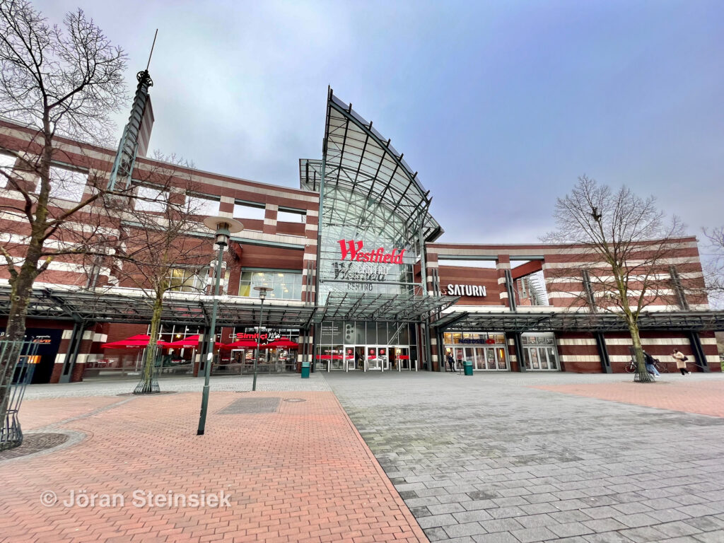 Haupteingang des Einkaufszentrum Westfield Centro Oberhausen. Die grösste Mall ist ein Einkaufstempel mit Geschäfte und Verkauf sowie gastronomischen Angeboten. In der neu renovierten Coca Cola Oase ist zudem Spiel Angebot für Kinder und großzügige Bereiche zum verweilen geschaffen worden.