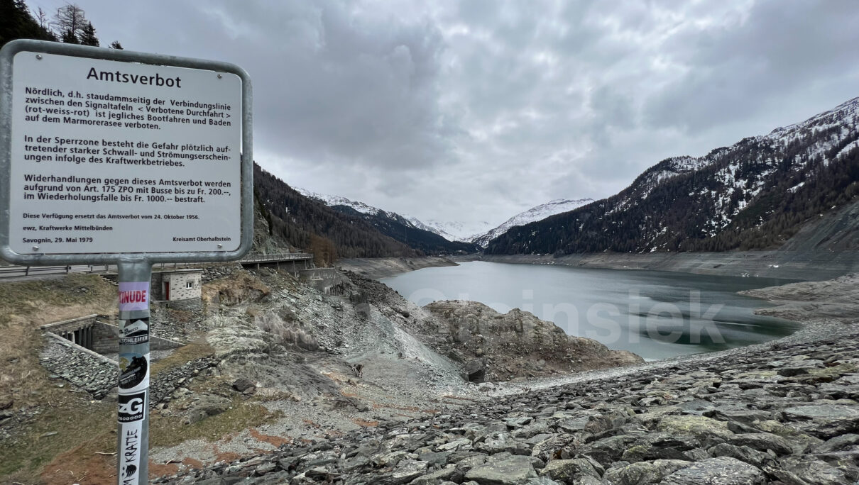 Extrem niedrige Wasserstände in den Schweizer Stauseen in 2022 wie hier am Marmorera See in Grau-Bünden am Julierpass.