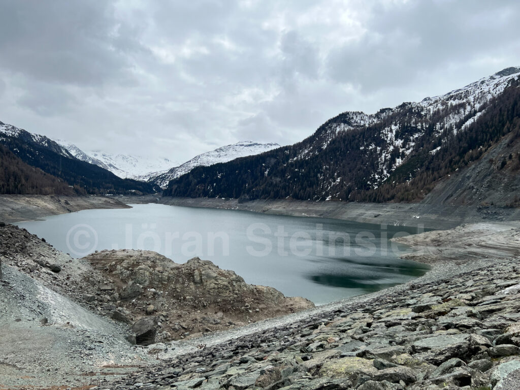 Extrem niedrige Wasserstände in den Schweizer Stauseen in 2022 wie hier am Marmorera See in Grau-Bünden am Julierpass.