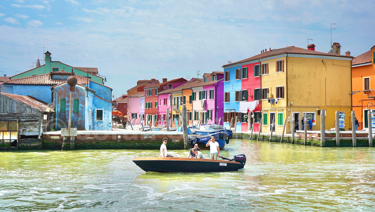 Burano ist ein echter Hotspot für jede Fotokamera im Reisegepäck. Die malerische Insel vor Venedig ist mit ihren bunten Fischerhäusen und vielen gemütlichen Restaurants eine echte Empfehlung für den nächsten Urlaub in Venezien. Neben den bunten Farbenmix der einzelnen Häuser ist jeder Ort der runden Insel in gut zehn Minuten von dem Fähranleger aus erreichbar. Genauso wie die berühmte Lagunenstadt lässt sich die kleine Fischerinsel einfach erreichen.