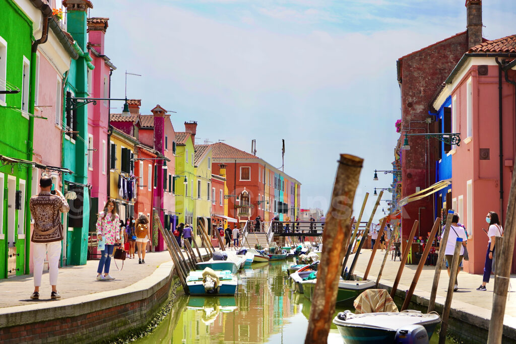 Burano ist ein echter Hotspot für jede Fotokamera im Reisegepäck. Die malerische Insel vor Venedig ist mit ihren bunten Fischerhäusen und vielen gemütlichen Restaurants eine echte Empfehlung für den nächsten Urlaub in Venezien. Neben den bunten Farbenmix der einzelnen Häuser ist jeder Ort der runden Insel in gut zehn Minuten von dem Fähranleger aus erreichbar. Genauso wie die berühmte Lagunenstadt lässt sich die kleine Fischerinsel einfach erreichen.