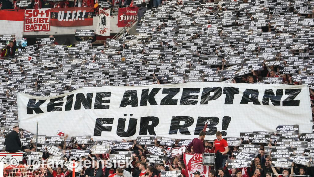 Keine Akzeptanz für RB Protest der Sportclub Fans - DFB Pokal Halbfinale SC Freiburg gegen Rasen Ball Sport RB Leipzig - Ort: Europa Park Stadion