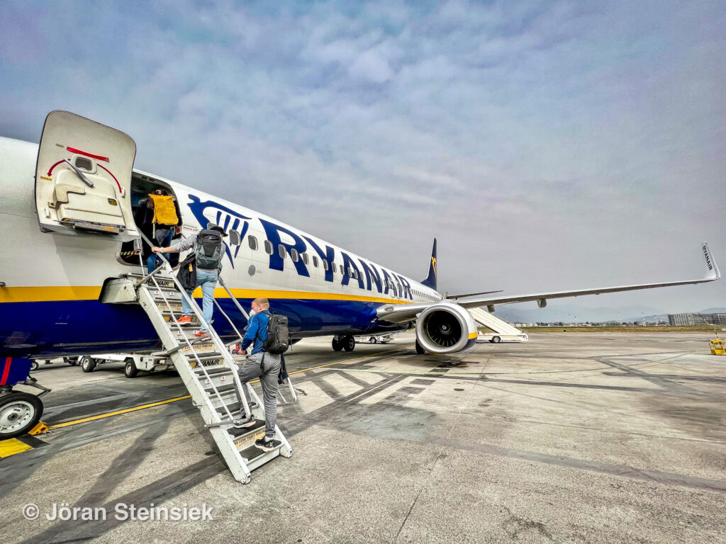 Airline Boarding einer Boing 737 - 800 der Billigfluggesellschaft Ryanair
