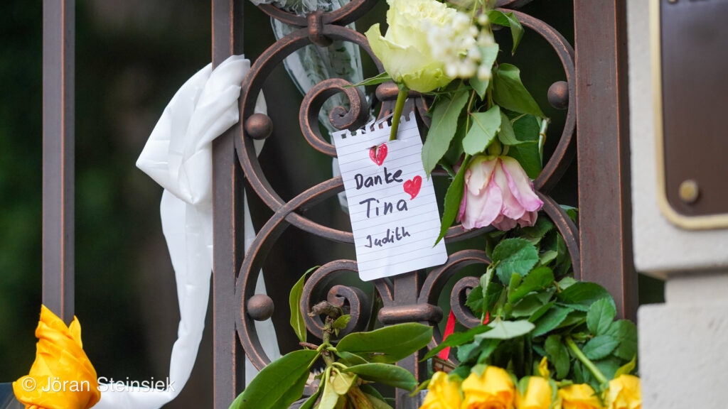 25.05.2023; Küsnacht, Zürich, Schweiz, Europa, Welt - Impressionen am Wohnhaus von Pop-Star Tina Turner am Zürichsee, die im Alter von 83 Jahren verstarb. Nachbarn und Fans legen Blumen und Wünsche vor dem Tor ihres privaten Anwesens.